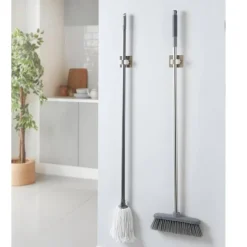 Accroche balai x2 auto adhesif