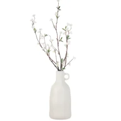Vase avec branches de cerisier
