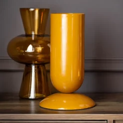 Vase sur pied ocre